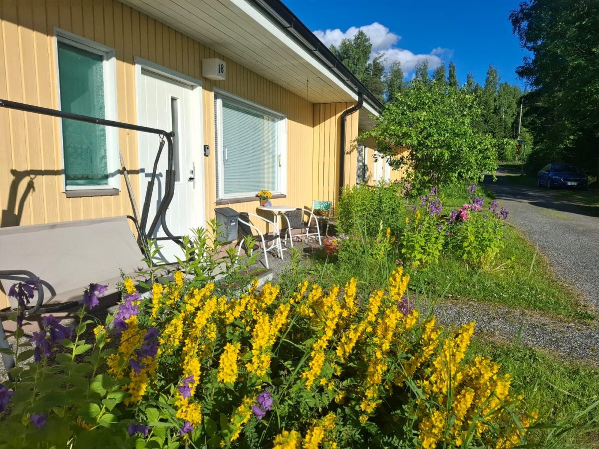 Toivakan Kotisilla - piha kukkineen